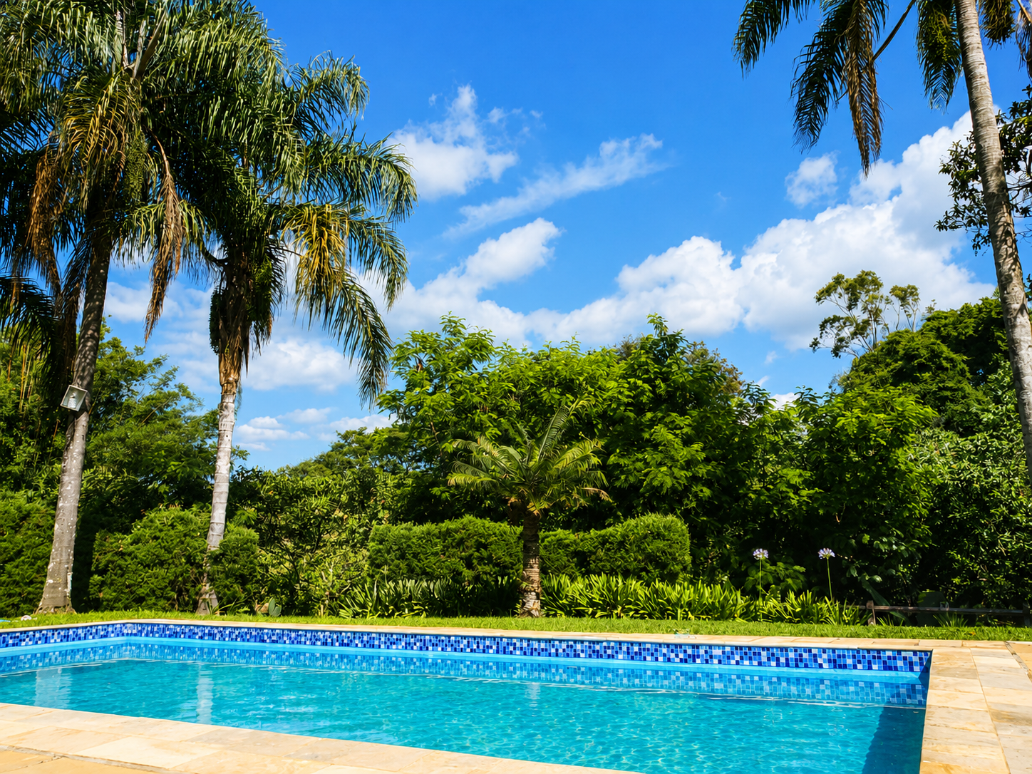 CHÁCARA COMPLETA COM RIO, POMAR, PISCINA, 4 DORMT E MOBILIADO